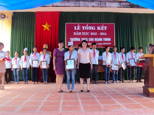Em Hoàng Mai Linh nhận giải